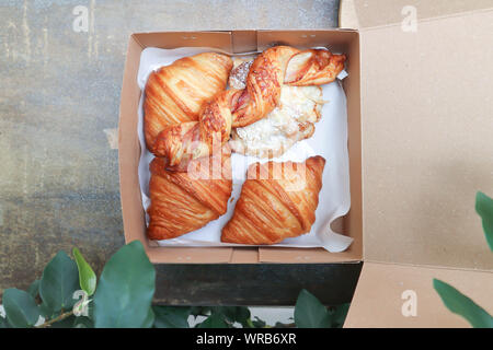 Croissant e pancetta Twist bastoncini di pane in cassetta Foto Stock