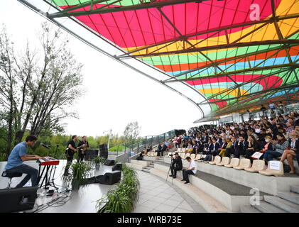 (190910) -- PECHINO, Sett. 10, 2019 (Xinhua) -- artisti eseguono durante la " Belgio " giorno della manifestazione presso il Beijing International mostra orticola in Pechino, capitale della Cina, Sett. 10, 2019. Il "Belgio giorno' dell'evento si è tenuto presso il Beijing International mostra ortoculturale martedì. (Xinhua/Zhang Chenlin) Foto Stock