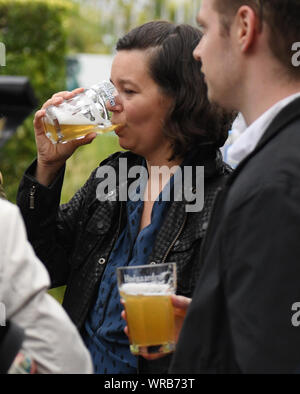 (190910) -- PECHINO, Sett. 10, 2019 (Xinhua) -- Un visitatore gusti birra belga presso il giardino del Belgio presso il Beijing International mostra orticola in Pechino, capitale della Cina, Sett. 10, 2019. Il "Belgio giorno' dell'evento si è tenuto presso il Beijing International mostra ortoculturale martedì. (Xinhua/Zhang Chenlin) Foto Stock