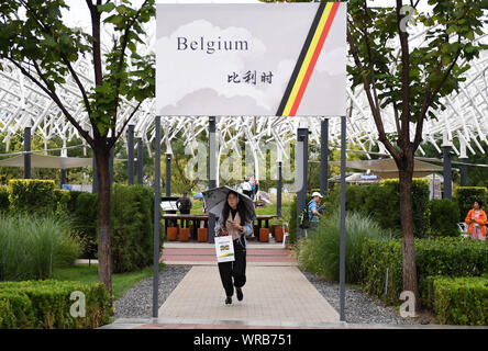 (190910) -- PECHINO, Sett. 10, 2019 (Xinhua) -- la gente visita il Belgio giardino presso il Beijing International mostra orticola in Pechino, capitale della Cina, Sett. 10, 2019. Il "Belgio giorno' dell'evento si è tenuto presso il Beijing International mostra ortoculturale martedì. (Xinhua/Zhang Chenlin) Foto Stock