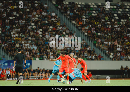 Edinson Cavani, anteriore, di Parigi Saint-Germain sfide Anthony Caceres di Sydney FC durante il loro match di International Super Cup 2019 in Suzhou Foto Stock