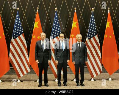 (Da sinistra) U.S. Rappresentante di commercio Robert Lighthizer, Segretario del Tesoro Steven Mnuchin cinese e Vice Premier Liu He rappresentano per le foto durante il Foto Stock
