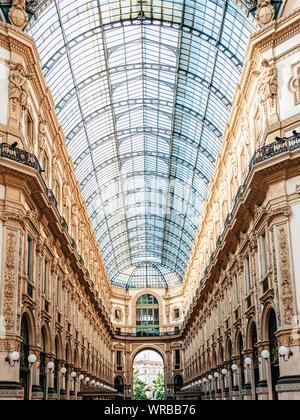 Milano, Italia - 30 Maggio 2019: Galleria Vittorio Emanuele II è il più antico centro commerciale e punto di riferimento importante in Italia ha visitato dai turisti in tutto il