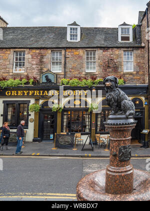 La statua del famoso fedele Skye Terrier cane Greyfriars Bobby e pub con lo stesso nome in Edinburgh old town. Foto Stock