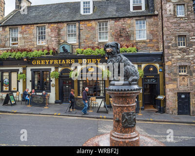 La statua del famoso fedele Skye Terrier cane Greyfriars Bobby e pub con lo stesso nome in Edinburgh old town. Foto Stock