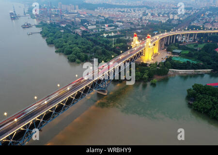 Una veduta aerea di notte di Nanjing il Ponte sul Fiume Yangtze di oltre il Fiume Yangtse nella città di Nanjing East cinese della provincia di Jiangsu, Luglio 21st, 2019. Foto Stock