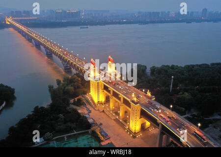 Una veduta aerea di notte di Nanjing il Ponte sul Fiume Yangtze di oltre il Fiume Yangtse nella città di Nanjing East cinese della provincia di Jiangsu, Luglio 21st, 2019. Foto Stock