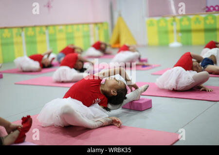 Giovani cinesi i bambini imparare danza presso una scuola durante le vacanze estive in Danzhai county, Qiandongnan Miao e Dong prefettura autonoma, a sud-ovest Foto Stock