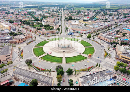 Un paesaggio urbano del Tekes County, conosciuta anche come la città di Bagua o Otto Diagrammi città nella prefettura Ili, a nord-ovest della Cina di Xinjiang Uygur Re autonoma Foto Stock