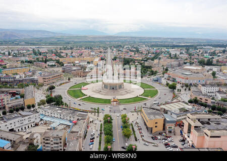 Un paesaggio urbano del Tekes County, conosciuta anche come la città di Bagua o Otto Diagrammi città nella prefettura Ili, a nord-ovest della Cina di Xinjiang Uygur Re autonoma Foto Stock