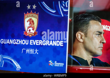 Capo allenatore Fabio Cannavaro di cinese di Guangzhou Evergrande guarda il suo team competere contro il Giappone del Kashima palchi durante il loro primo match della Foto Stock