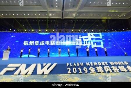 Funzionari partecipare alla seconda memoria Flash Mondo (FMW 2019) in Hangzhou, est della Cina di Provincia dello Zhejiang su agosto 22nd, 2019. Foto Stock