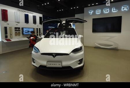 * * * * FILE acquirenti cinesi visualizza una Tesla Model X SUV elettrico sul display in una Tesla store presso un centro commerciale per lo shopping nella città di Hangzhou, a est della Cina di Zhejiang Prov Foto Stock