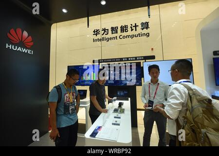 Vista dei visitatori di schegge di Huawei durante la seconda memoria Flash Mondo (FMW 2019) in Hangzhou, est della Cina di Provincia dello Zhejiang su agosto 22nd, 2019. Foto Stock