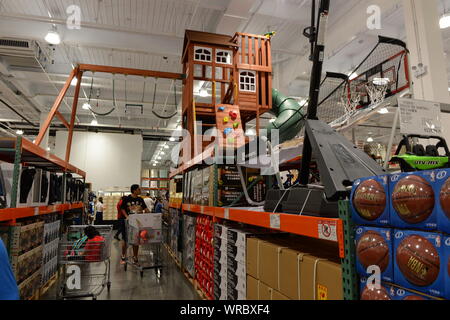 I clienti cinesi shop presso la Costco store a Shanghai in Cina nel mese di agosto 29th, 2019. Negli Stati Uniti la catena di vendita al dettaglio di giant Costco ha annunciato per limitare gli acquirenti al Foto Stock