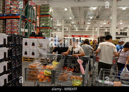 I clienti cinesi shop presso la Costco store a Shanghai in Cina nel mese di agosto 29th, 2019. Negli Stati Uniti la catena di vendita al dettaglio di giant Costco ha annunciato per limitare gli acquirenti al Foto Stock