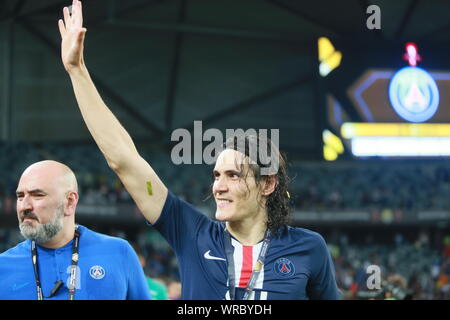 Edinson Cavani di Parigi Saint-Germain onde ai tifosi e spettatori durante la cerimonia di consegna del premio dopo che il suo team ha sconfitto Stade Rennais per vincere il Trophee Foto Stock