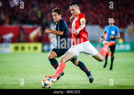 Gao Lin, a destra della Cina in Guangzhou Evergrande sfide Ryota Nagaki del Giappone del Kashima palchi durante il loro primo match della AFC Leagu Champoins Foto Stock