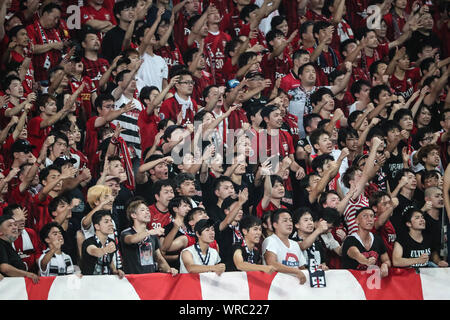 Il cinese gli appassionati di calcio di allietare fino a mostrare il proprio sostegno per Shanghai SIPG durante il primo match della AFC Champions League 2019 quaterfinal tra Urawa Red Foto Stock