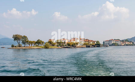 Splendida vista panoramica delle Isole Borromee (Isola Bella e Isola Superiore) davanti a Baveno, sul Lago Maggiore, Italia Foto Stock