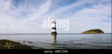 Seascape vista dal punto di Penmon Anglesey Galles del Nord con il Trwyn Du faro costruito tra il 1835 al 1838 e Puffin Island nella vista Foto Stock