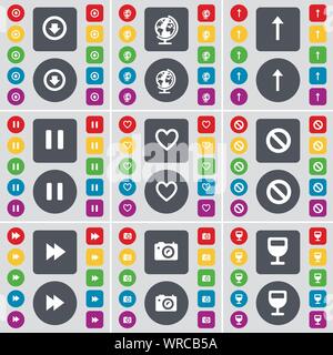Freccia in giù, Globe, Freccia su, pausa, cuore, arrestare, riavvolgere, fotocamera, Wineglass icona simbolo. Un grande insieme di Piana, pulsanti colorati per il vostro design. Vettore Illustrazione Vettoriale