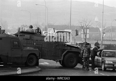 I soldati del primo battaglione, Regina del proprio esercito Montanari reggimento di pattuglia nella parte occidentale di Belfast, Irlanda del Nord, nel dicembre 1992. Foto Stock