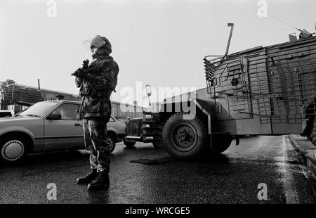 I soldati del primo battaglione, Regina del proprio esercito Montanari reggimento di pattuglia nella parte occidentale di Belfast, Irlanda del Nord, nel dicembre 1992. Foto Stock