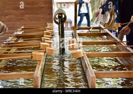 Temizuja - serbatoio acqua per rituale di lavare le mani e la bocca prima di entrare al Santuario Meiji-jingu - il più grande e il più famoso Santuario Shinto Foto Stock