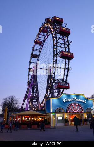 VIENNA, Austria - MARZO 8,2014: la Ferris 'Wiener Riesenrad una popolare attrazione turistica situato nel Wurstelprater parco divertimenti. Foto Stock