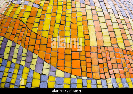 Sheffield, Regno Unito 14 Giugno 2017: mosaico ruscello da Emma Biggs-close up sul variegato mosaico di piastrelle a Howard Street Foto Stock