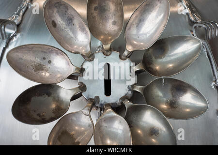 Sheffield, Regno Unito - 14 Giugno 2017: dettaglio dalle donazioni scatola dalle posate monster al Millennium Gallery Foto Stock