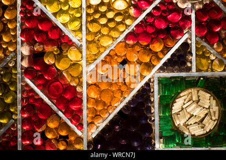 Sheffield, Regno Unito - 14 Giugno 2017: vetrate colorate che rappresentano le rivelazioni 21vv 10-16 luce come una pietra preziosa più a Sheffield Cathedral Foto Stock