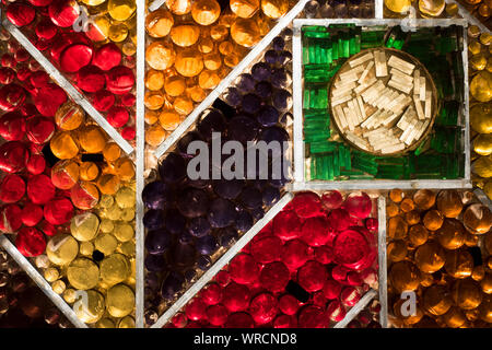 Sheffield, Regno Unito - 14 Giugno 2017: vetrate colorate che rappresentano le rivelazioni 21vv 10-16 luce come una pietra preziosa più a Sheffield Cathedral Foto Stock