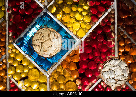 Sheffield, Regno Unito - 14 Giugno 2017: vetrate colorate che rappresentano le rivelazioni 21vv 10-16 luce come una pietra preziosa più a Sheffield Cathedral Foto Stock