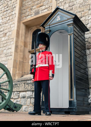 London, Regno Unito - Aprile, 2019: soldato è vestito in forma di una guardia reale. Inglese soldato di guardia pattugliamento a Londra. Regina della guardia di turno nella torre Foto Stock