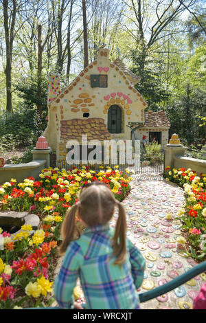 Bambina guarda alla casa del Little Red Riding Hood in Efteling Park in Olanda Foto Stock