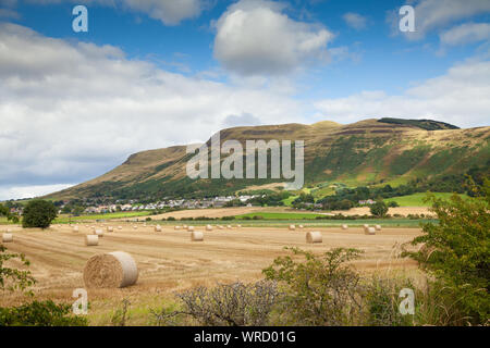 Il piccolo villaggio scozzese sotto Munduff Hill Scozia Scotland Foto Stock