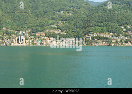 Campione d'Italia con il suo casinò (il casinò più grande d'Europa), un enclave italiana circondata da cantone svizzero del Ticino (vista dal lago di Lugano) Foto Stock