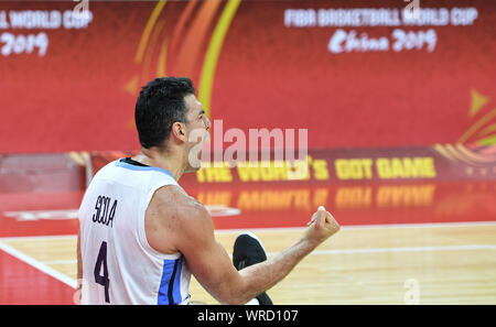 Il Dongguan, la Cina della provincia di Guangdong. Decimo Sep, 2019. Luis Scola di Argentina celebra durante i quarti di finale di partita tra Argentina e Serbia al 2019 FIBA World Cup in Dongguan, Cina del sud della provincia di Guangdong, Sett. 10, 2019. Credito: Xue Yubin/Xinhua/Alamy Live News Foto Stock