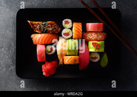 Immagine di overhead di varietà di sushi e panini serviti su una piastra. Gamberetti, unagi, granchio, salmone e tonno Foto Stock