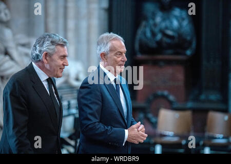 Ex primo ministro Gordon Brown e Tony Blair come essi arrivano per un servizio di ringraziamento per la vita e il lavoro di Lord Ashdown presso l Abbazia di Westminster a Londra. Foto Stock