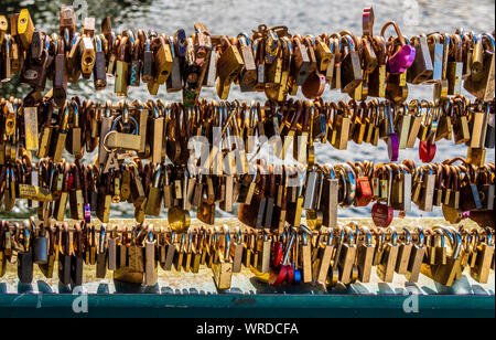 Weir ponte coperto in 'amore blocca', oltre il fiume Wye in Bakewell, un mercato comune e parrocchia civile nel Derbyshire Dales distretto di Derbyshire, Regno Unito Foto Stock