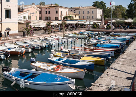 Le barche nel porto a Bardolino - Lago di Garda - Garda Trentino Foto Stock