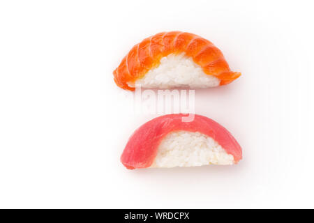 Layout creativi con vari sushi su sfondo bianco Foto Stock