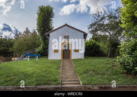 La piccola cappella nella piccola città di Virton nella provincia del Lussemburgo in Belgio Foto Stock