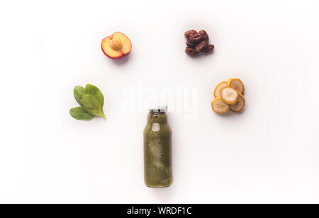 Volare i frutti e le foglie di menta ingredienti su bianco Foto Stock