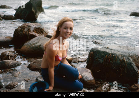 Diana Körner, deutsche Schauspielerin, am Strand, Deutschland 1969. Attrice tedesca Diana Koerner sulla spiaggia, Germania 1969. Foto Stock