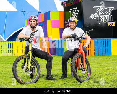 Duncan Shaw & Danny MacAskill percorsi bike rider posel per loro fringe mostrano Drop and Roll e Underbelly Circus mozzo, Edimburgo, Scozia, Regno Unito Foto Stock