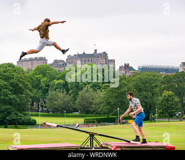 Acrobati finlandese Rauli Dahlberg & Jarno Polhuijs, Super domenica corsa di cavalli azienda usa teeterboard per saltare oltre il castello di Edimburgo,i prati, Scozia Foto Stock